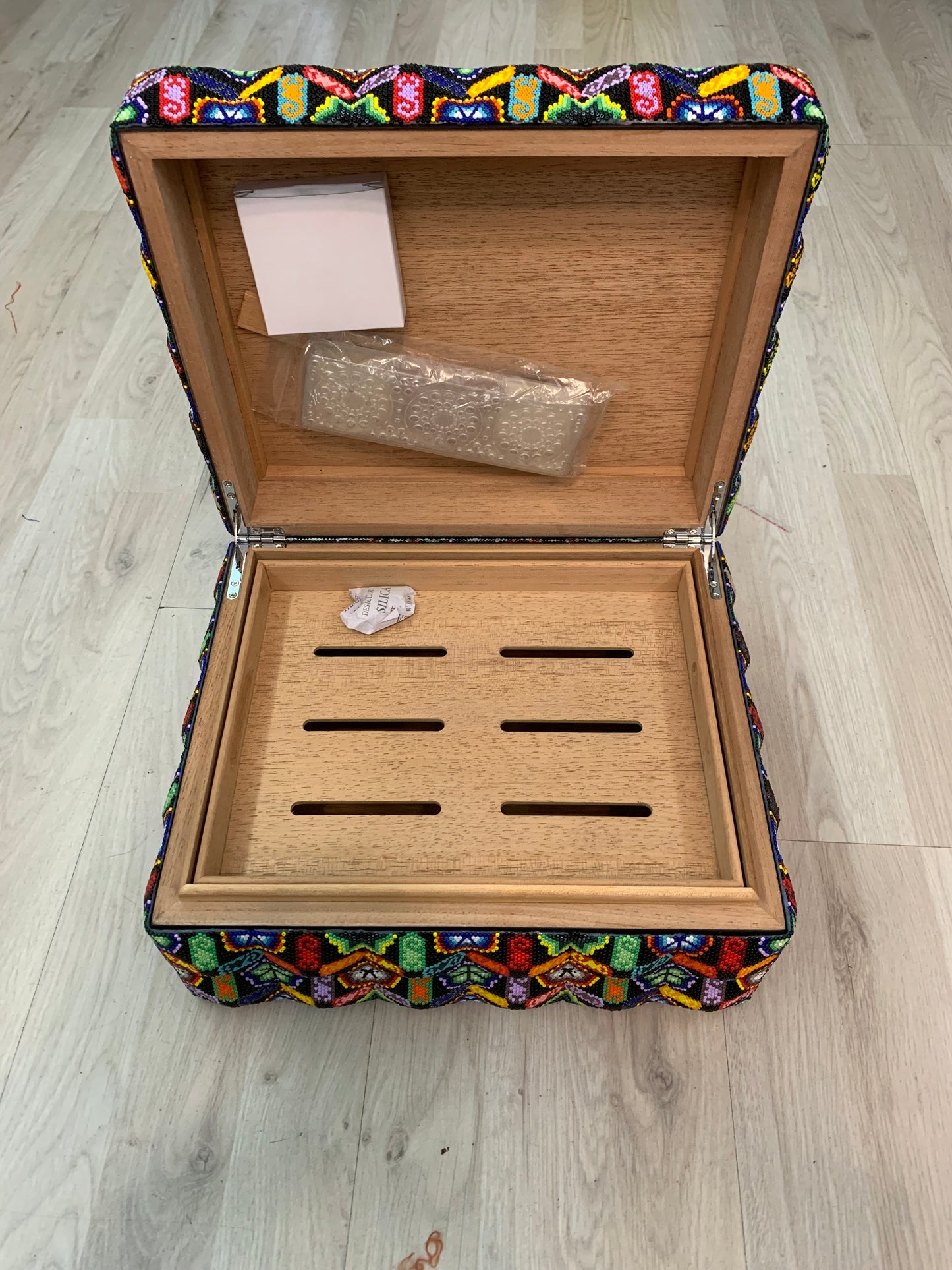 Caja de Puros Huichol