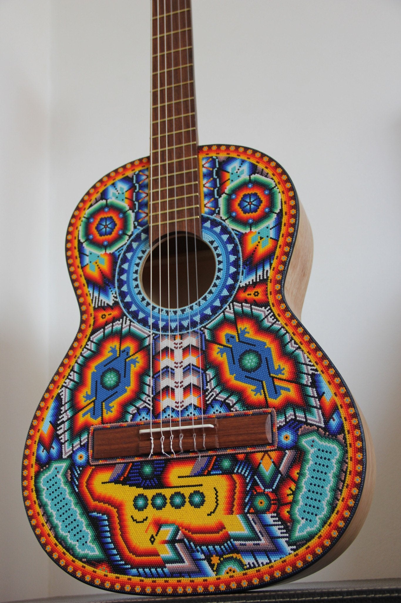 Guitarra Pamparyus Corchea Huichol Arte Huichol - Pamparyus 