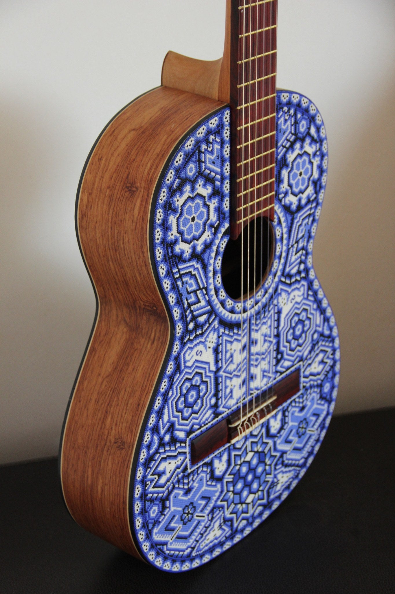 Guitarra Pamparyus Corchea Huichol Arte Huichol - Pamparyus 